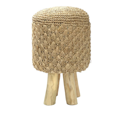 De met raffia beklede kruk