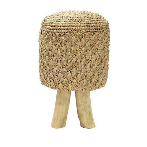 De met raffia beklede kruk