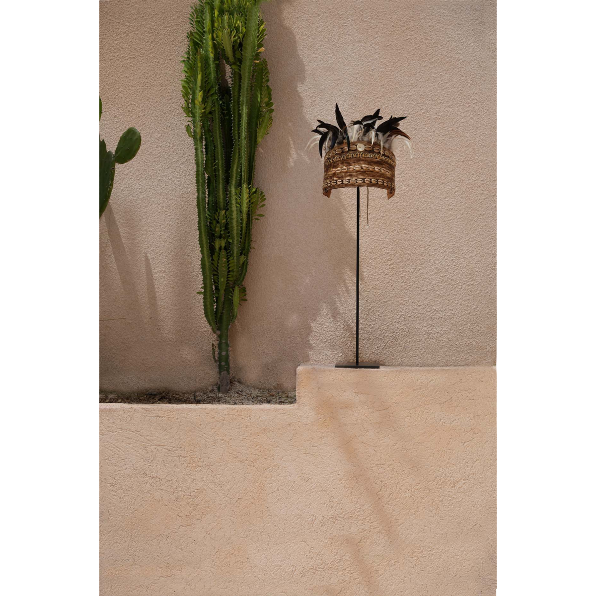 De Guinea Feather Hoed op Standaard - Naturel Zwart